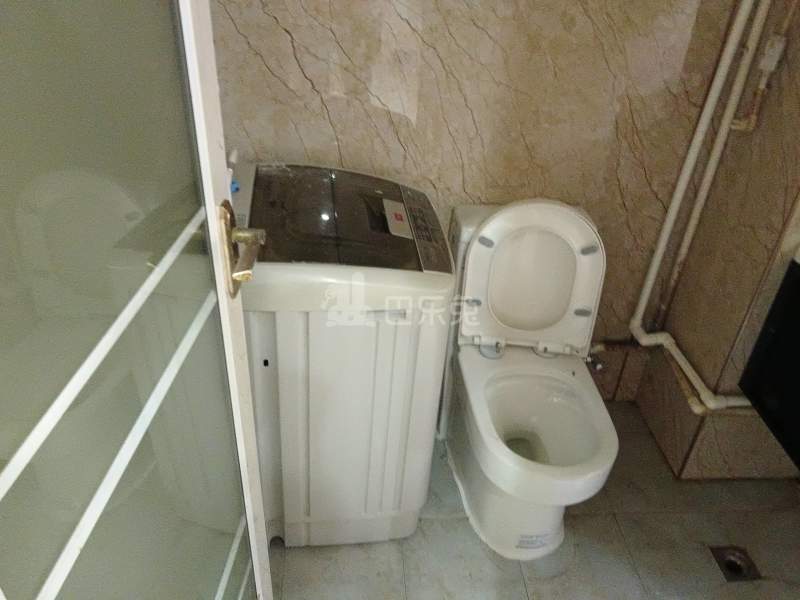 高行绿洲六期505487卫生间图11