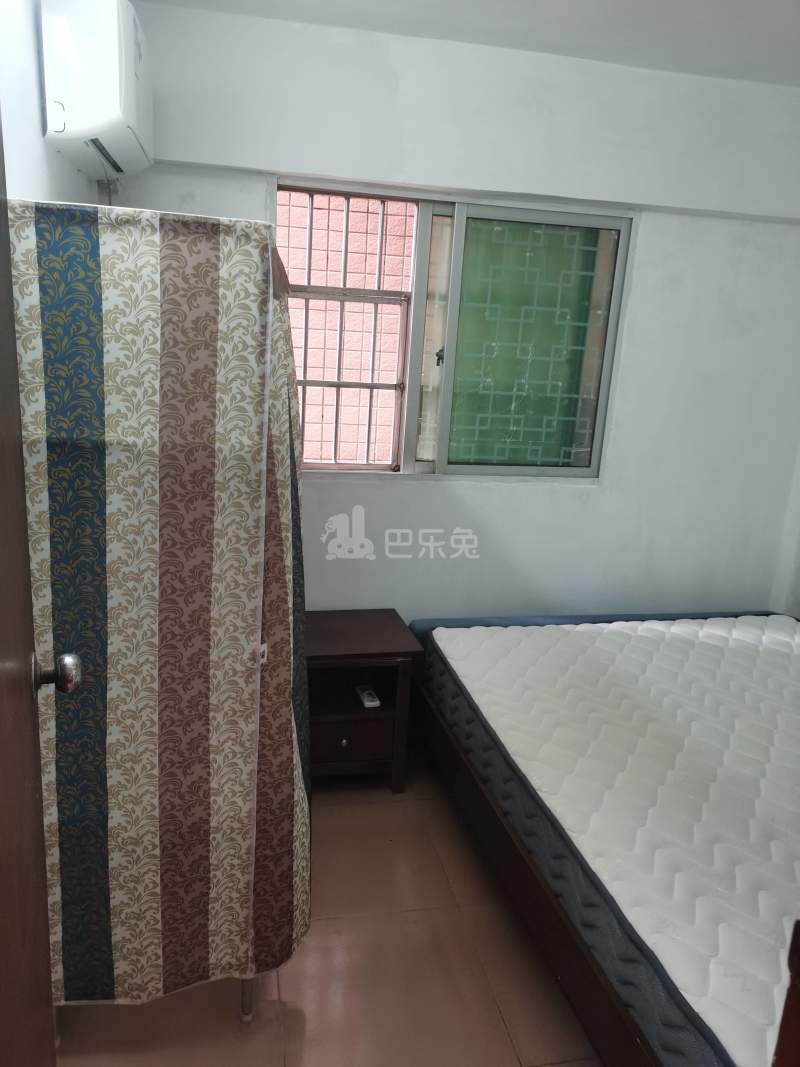 龙洞西街就成里12号5740555卧室图1