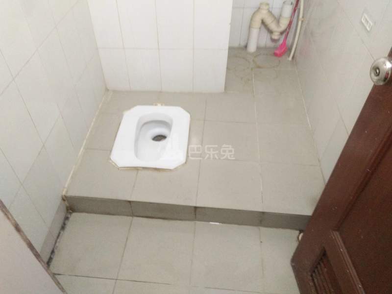 龙步中心街8号5781207卫生间图8