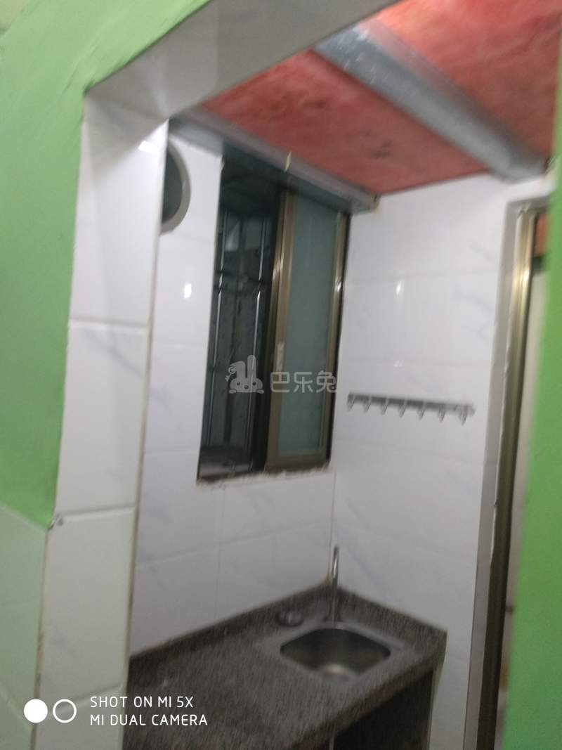 大山村卢地坊大街8号5837001卧室窗户图8