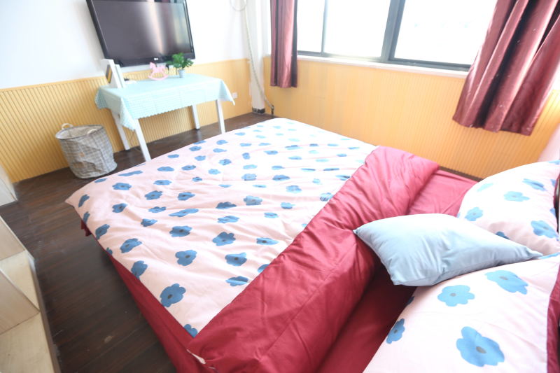 E+青年公寓（东新路店）5889860卧室图2