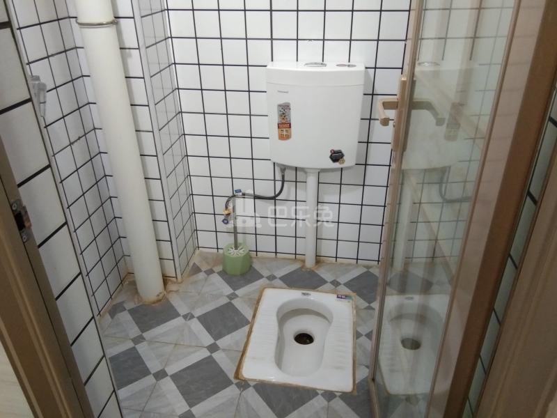 鹤边员村中街东五巷1号6492299卫生间图5