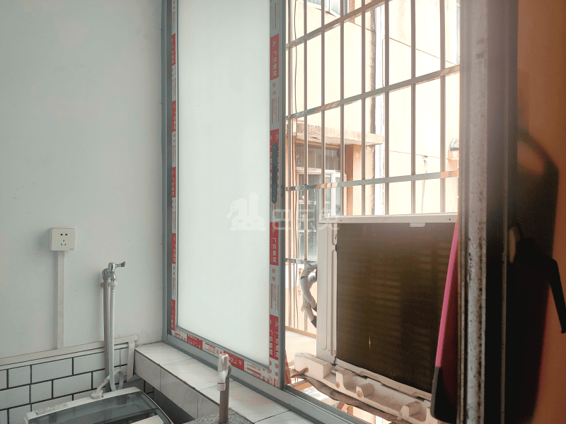 东园小区东区6765884卧室窗户图9