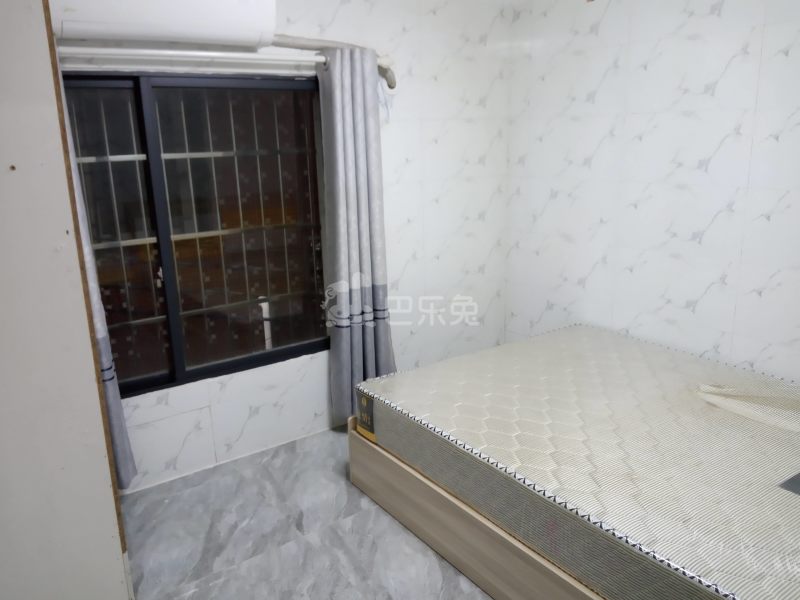 鹤边员村军民西路45号6838279卧室图0