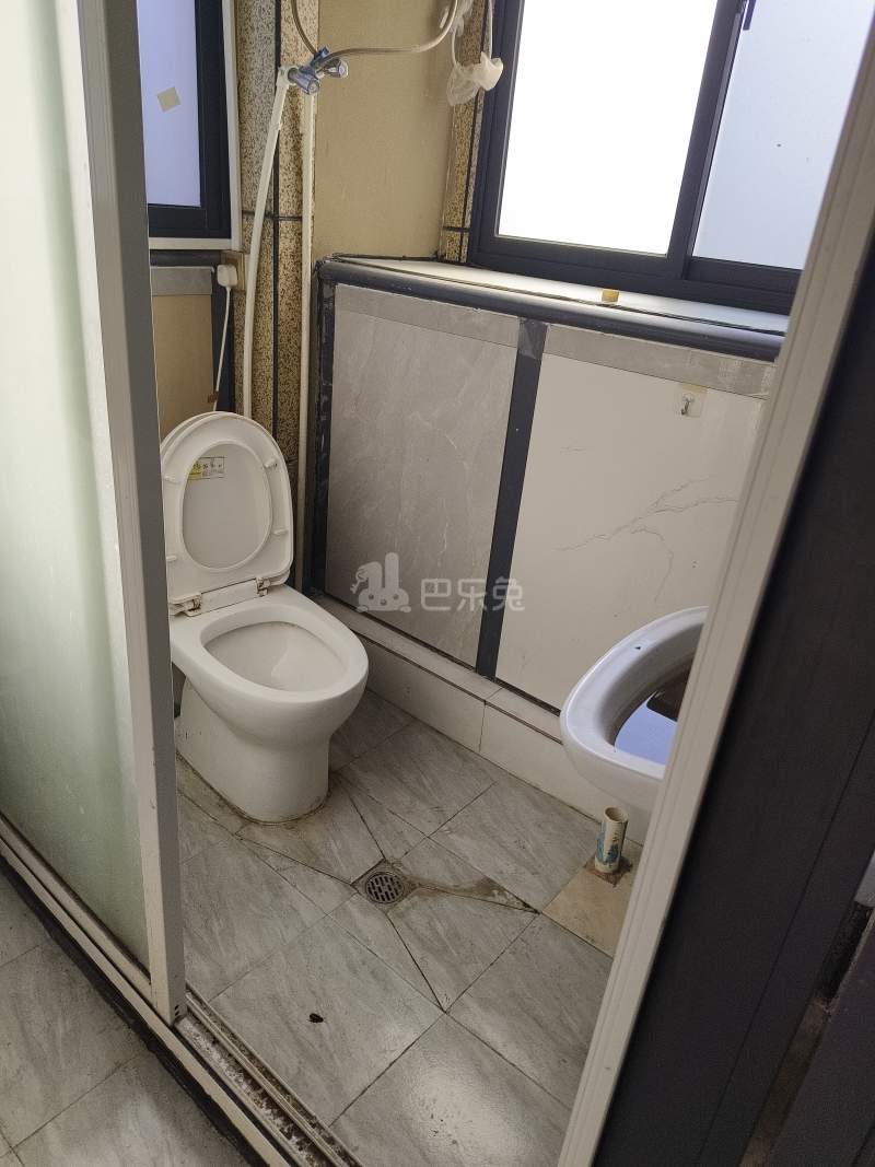 翁梅新苑二区6842858卫生间图5