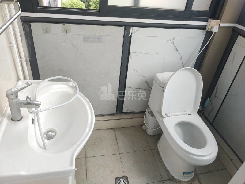 翁梅新苑三区7008986卫生间图5