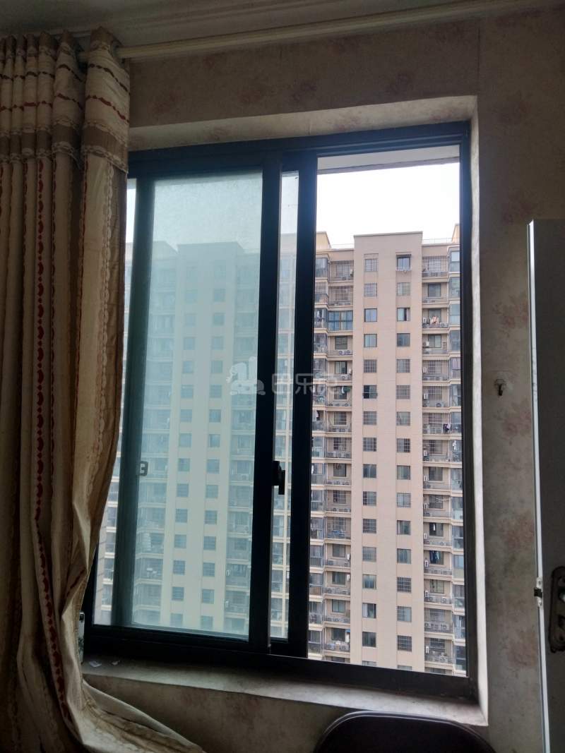 顺达花苑东区7382509卧室窗户图8