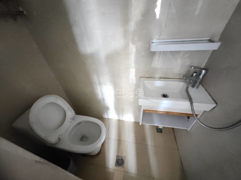 畈里张公寓7425440卫生间图5