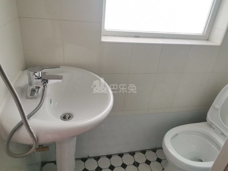 和龙新苑7480941卫生间图8