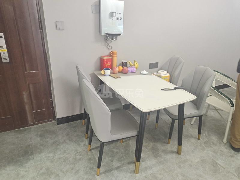 枣阳路530弄7523241客厅图0