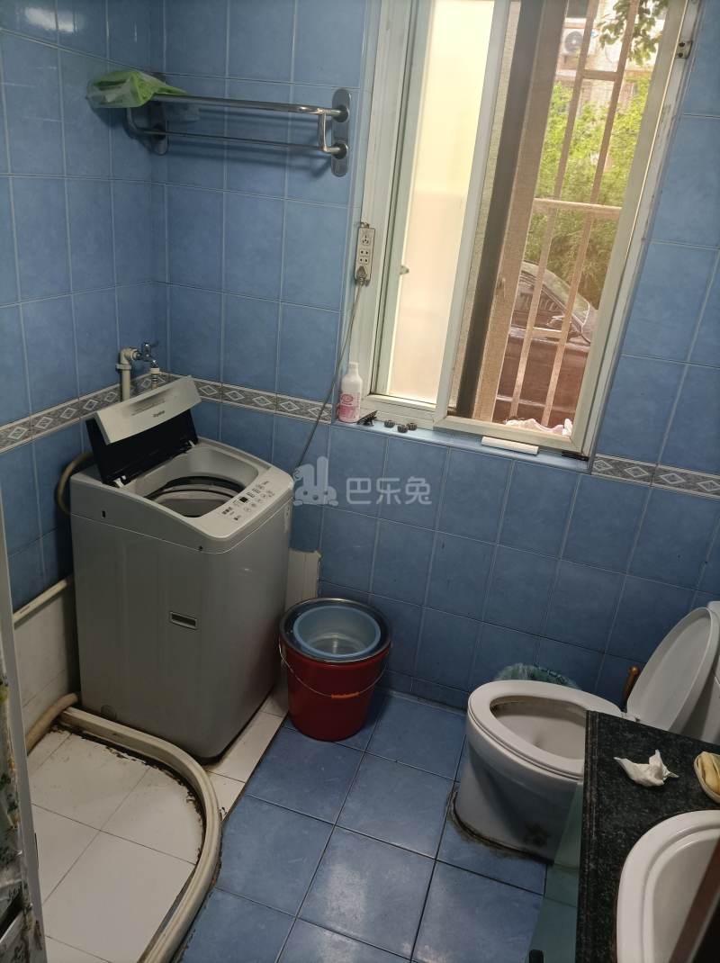 平型关路615弄小区7763393卫生间图5