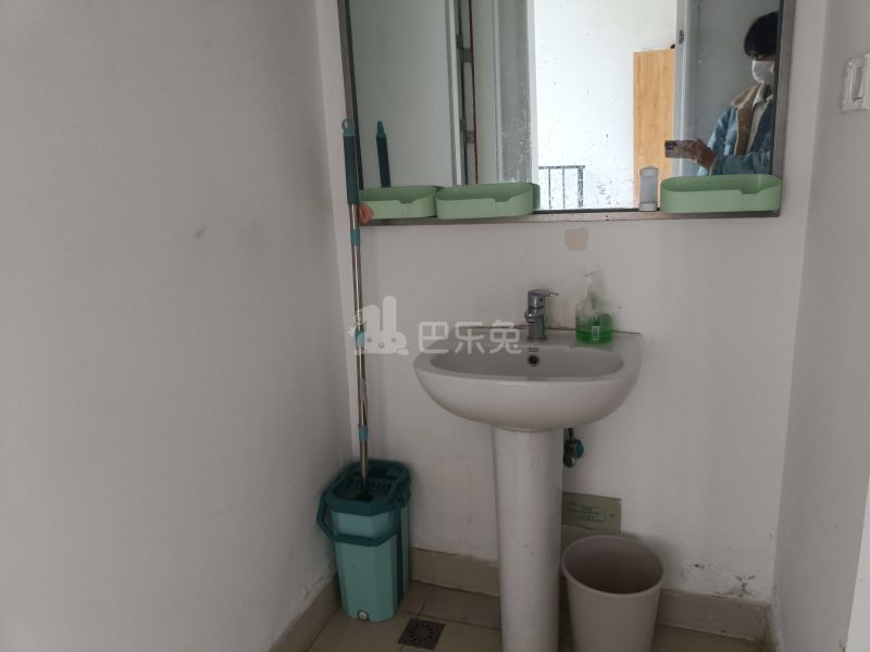 绿地滨江雅苑7939734卫生间图12