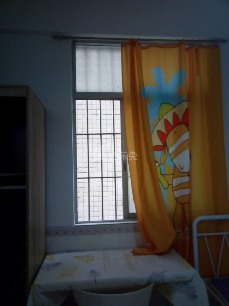 湘和公寓-龙归园夏官海街北七巷15号8066231卧室窗户图7