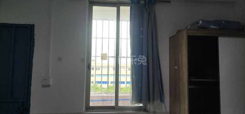 湘和公寓-龙归园夏官海街北七巷15号8066243卧室窗户图6