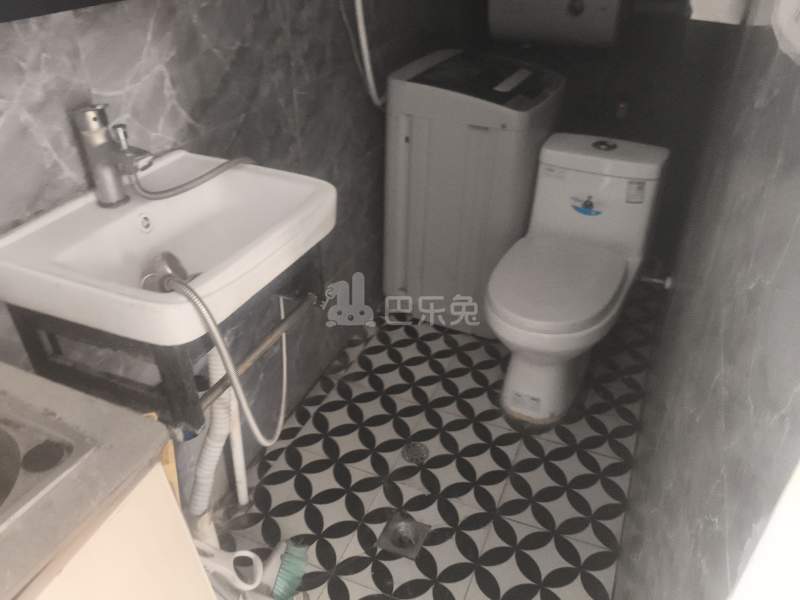 大众村小包新村8900152卫生间图4