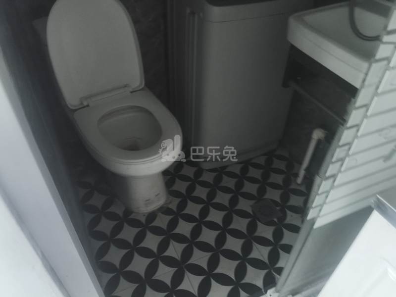 大众村小包新村8900176卫生间图4