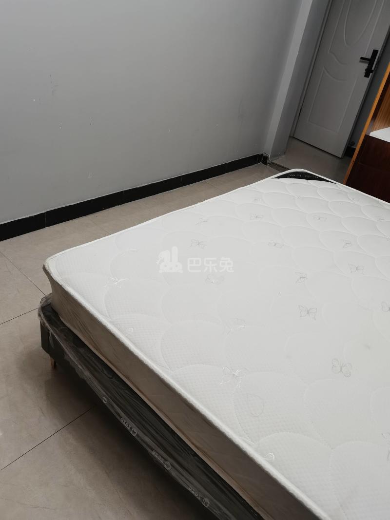 鹤坡路84弄小区9175607卧室图3