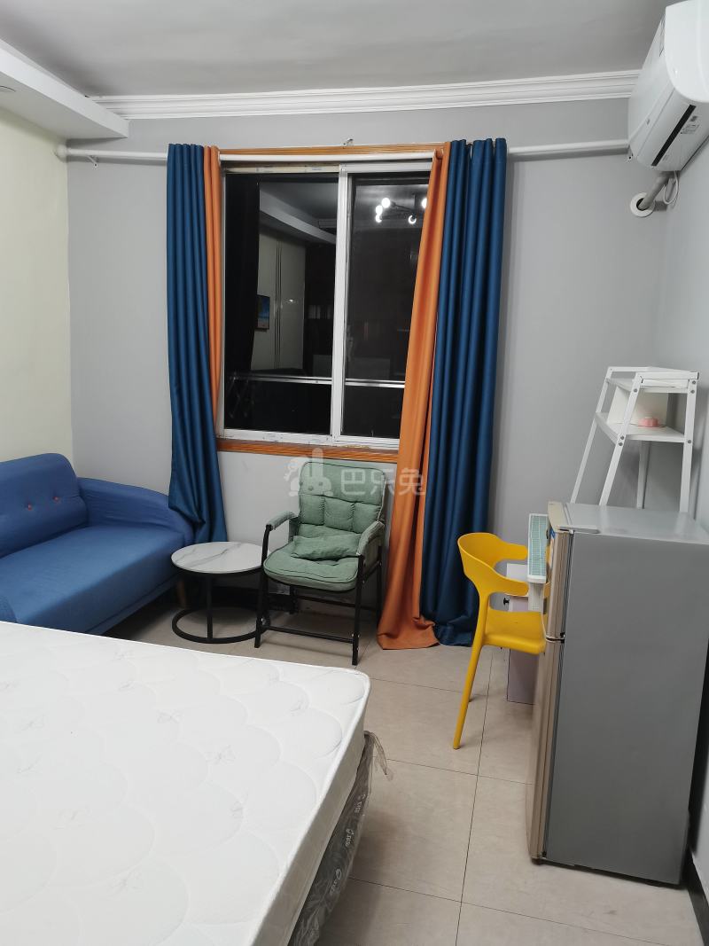 鹤坡路84弄小区9175607卧室窗户图6