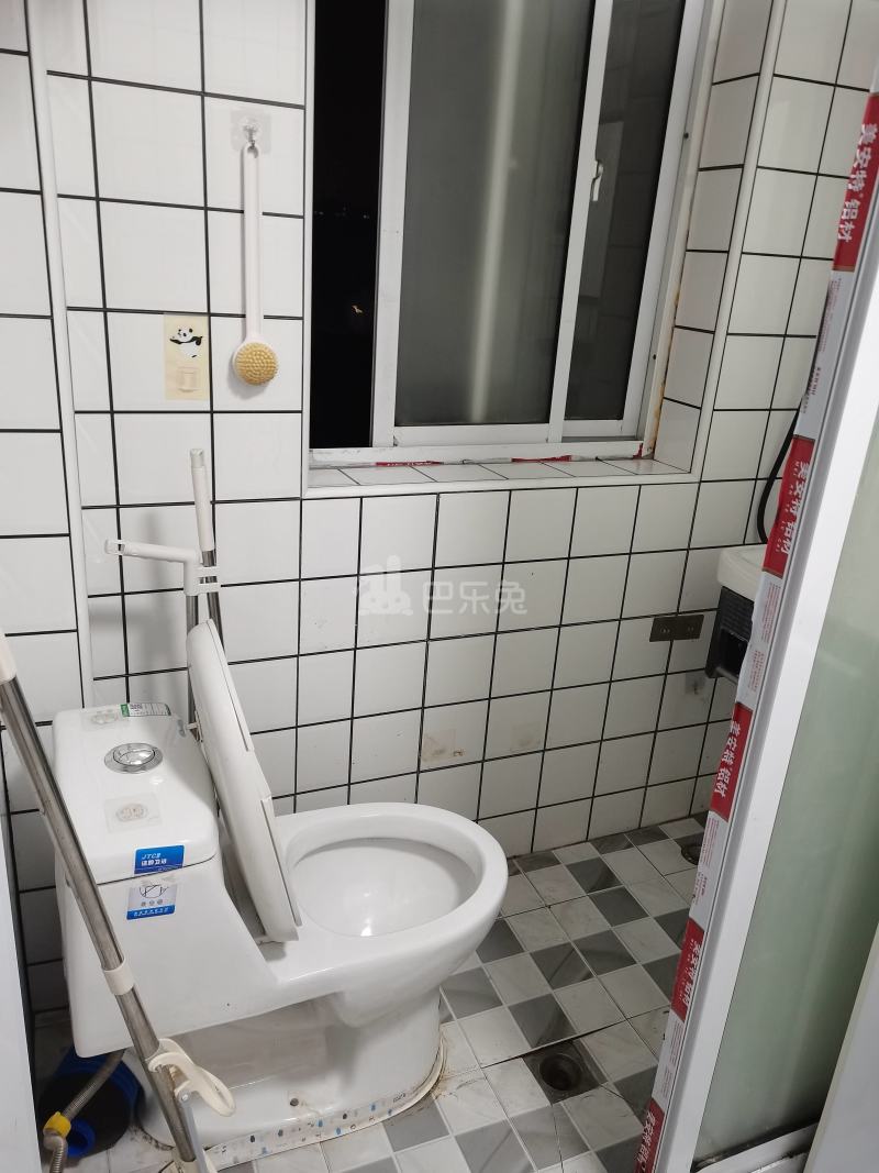 鹤坡路84弄小区9175607卫生间图5