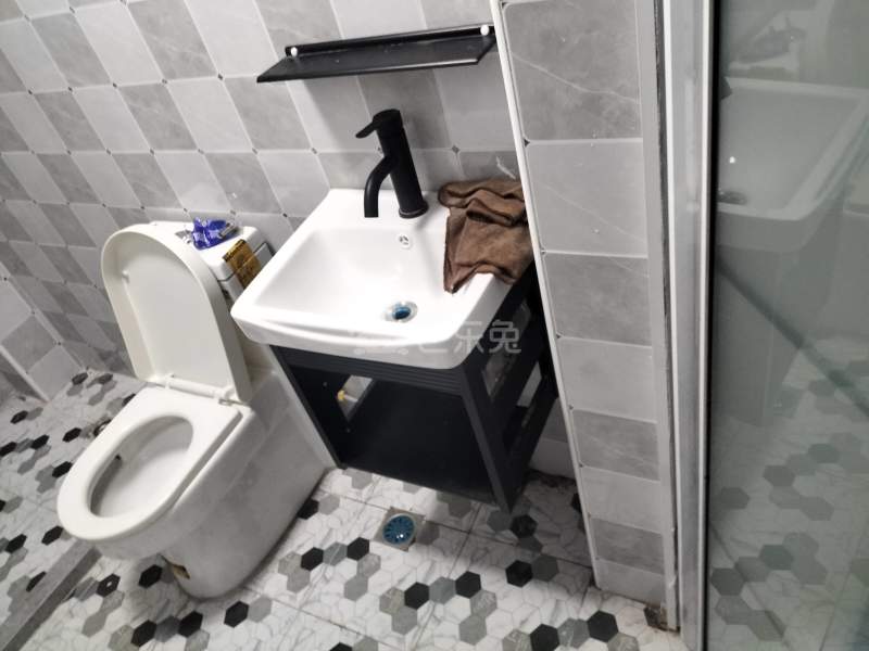 罗阳七村华宝小区9244237卫生间图8