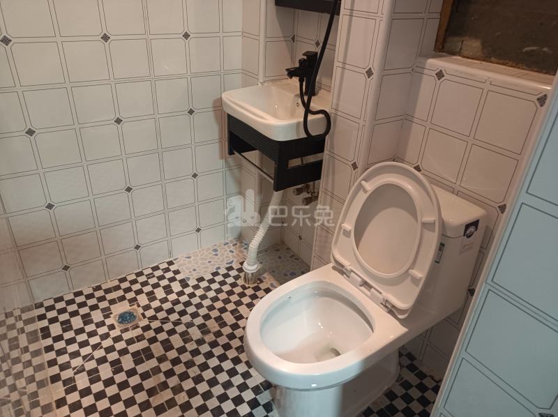 凌四小区9483877卫生间图8