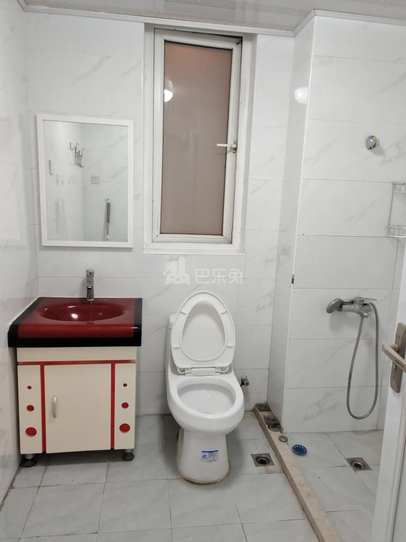 绿地U时代9494435卫生间图12