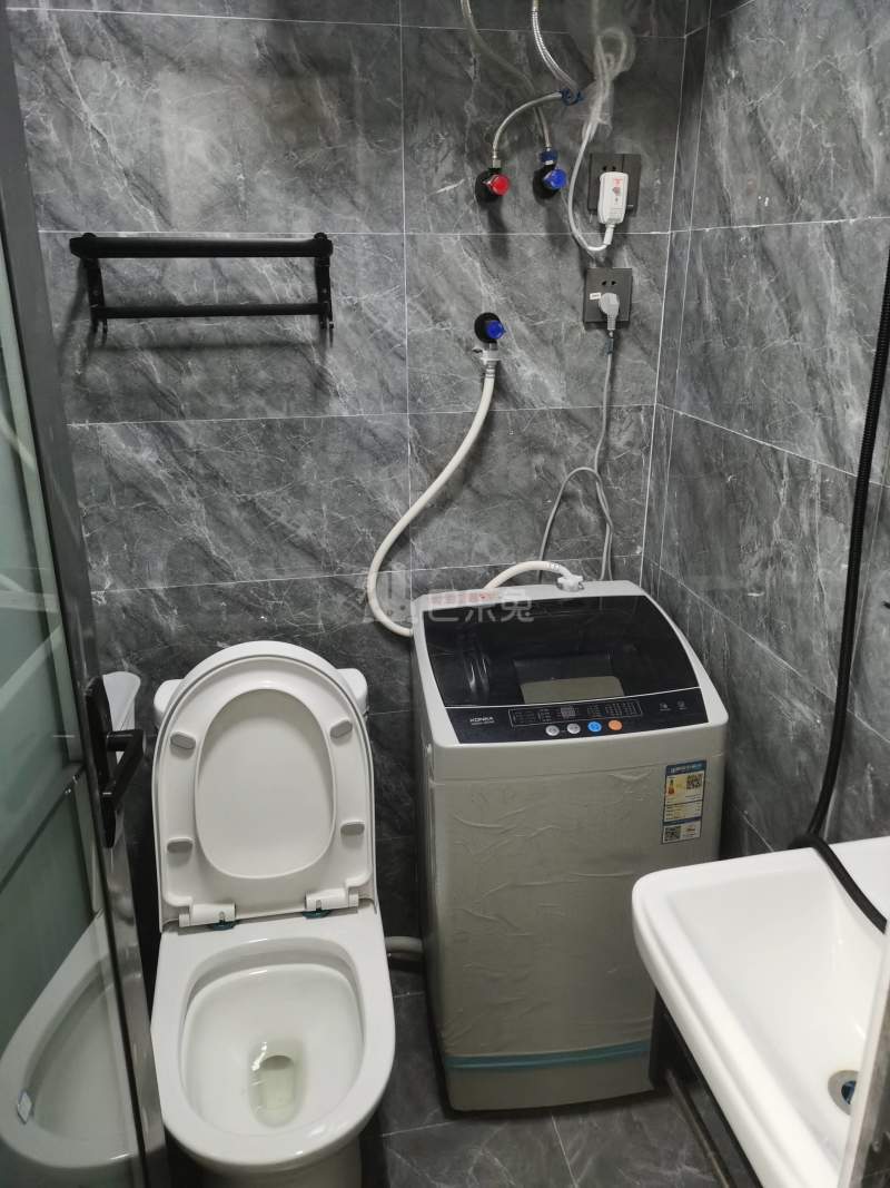 大众村立新新村9712171卫生间图5